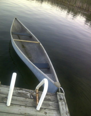 PThe blue canoe available at the Cottage Rental Ontario.